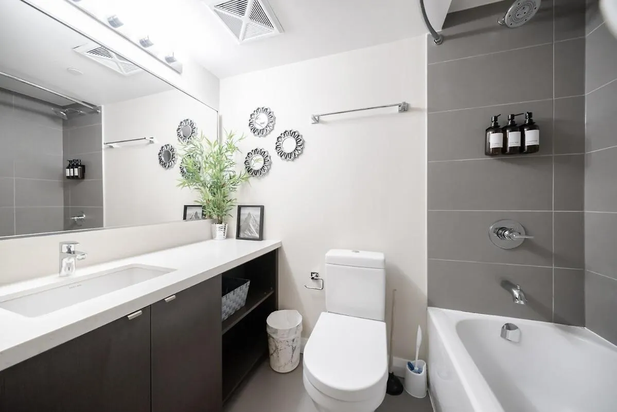 Discounted Elegant Yorkville Suite 토론토 아파트